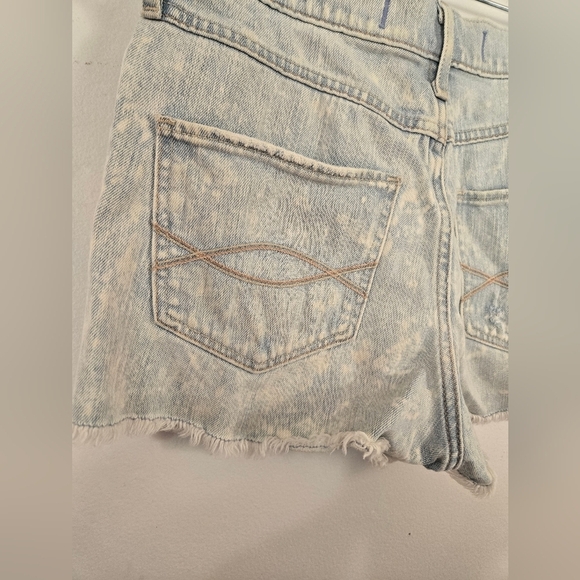 Abercrombie & Fitch Light Wash Hi-rise Distressed Micro Shorts Women Size 6 - Picture 6 of 6